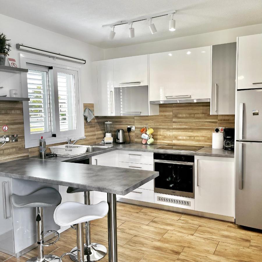 Coral Bay Modern Renovated Apartment By The Sea Paphos Extérieur photo